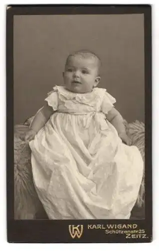 Fotografie Karl Wigand, Zeitz, Schützenstr. 25, Porträt eines Babys in weissem Kleid