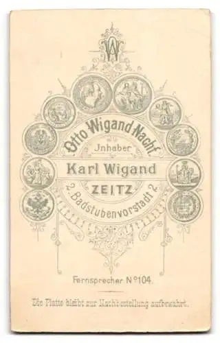 Fotografie Otto Wigand Nachf., Zeitz, Badstubenvorstadt 2, Kleinkind in weissem Kleid