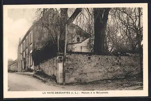 AK La Haye-Descartes, Maison à la Balustrade et jardin verdoyant