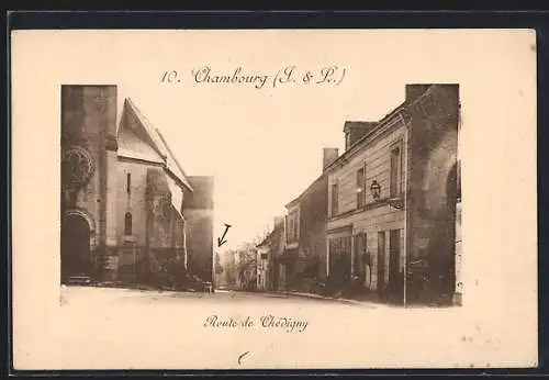 AK Chambourg, Vue de la Route de Chedigny avec bâtiments et église