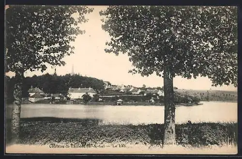 AK Château-la-Vallière, Vue sur le lac et le village entre les arbres