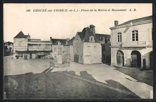 AK Chouzé-sur-Loire, Place de la Mairie et Monument