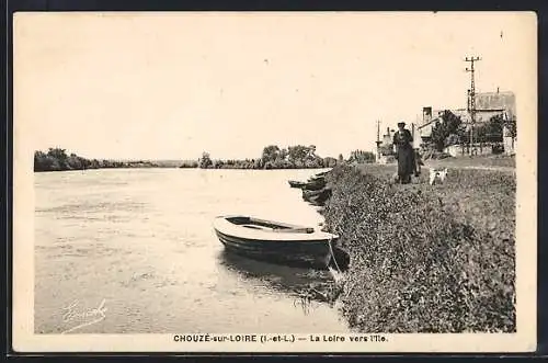 AK Chouzé-sur-Loire, La Loire vers l`île avec barques et promeneurs sur la rive