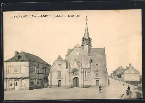 AK La Chapelle-sur-Loire, L`église et la rue principale