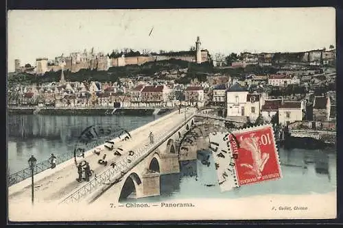 AK Chinon, Panorama de la ville et du château fort sur la colline