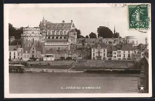 AK Amboise, Vue du Château d`Amboise et des maisons environnantes