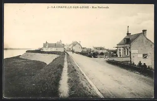 AK La Chapelle-sur-Loire, Vue de la Rue Nationale et des maisons au bord de la Loire