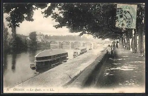 AK Chinon, Les Quais et la rivière avec bateaux amarrés