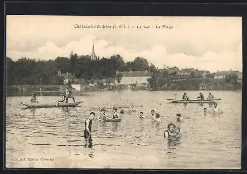 AK Château-la-Vallière, Le Lac, La Plage avec baigneurs et barques