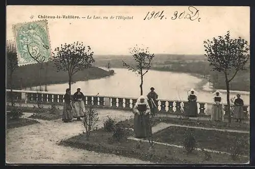 AK Château-la-Vallière, Le Lac vu de l`Hôpital avec promeneurs sur la terrasse