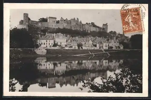 AK Chinon, Vue du château et des maisons au bord de la rivière