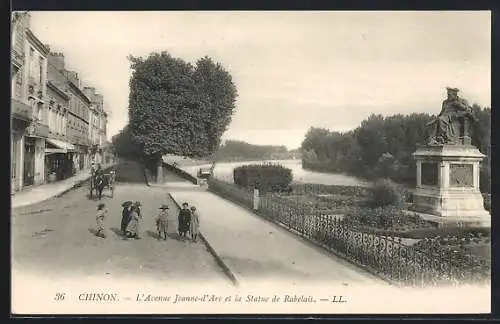 AK Chinon, L`Avenue Jeanne-d`Arc et la Statue de Rabelais