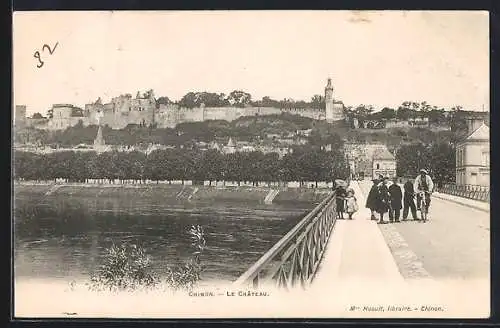 AK Chinon, Le Château et la promenade sur le pont