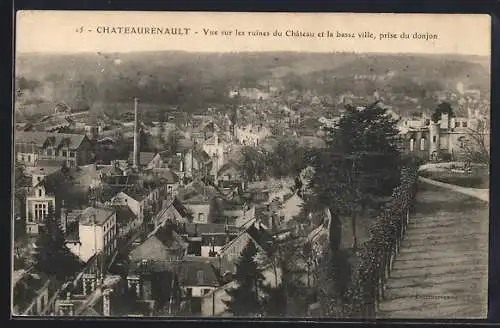 AK Châteaurenault, Vue sur les ruines du Château et la basse ville, prise du donjon