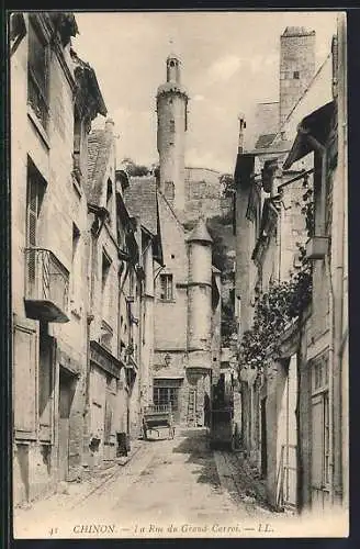 AK Chinon, la Rue du Grand Carroi et sa tour médiévale