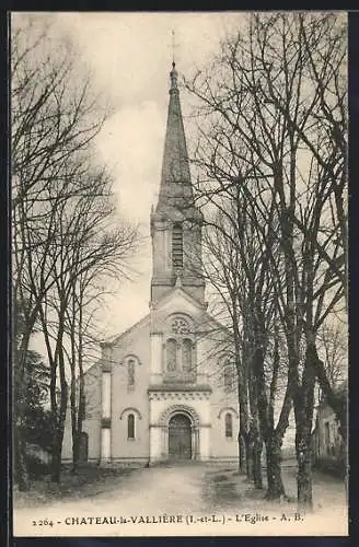 AK Château-la-Vallière, L`Église entourée d`arbres en hiver