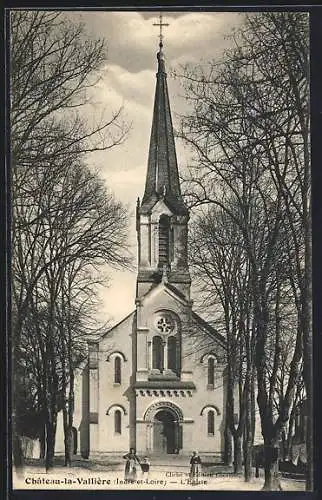 AK Château-la-Vallière, L`église entourée d`arbres