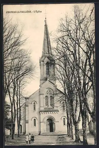 AK Château-la-Vallière, L`église et ses arbres majestueux