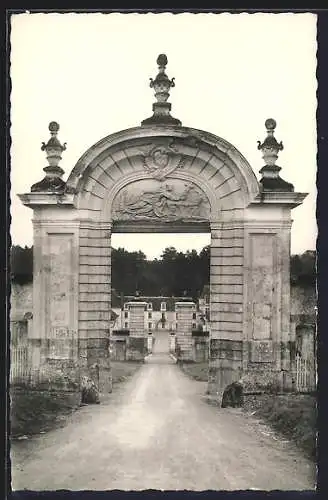 AK Chemillé-sur-Indrois, Entrée de la Chartreuse du Liget avec vue sur le bâtiment principal