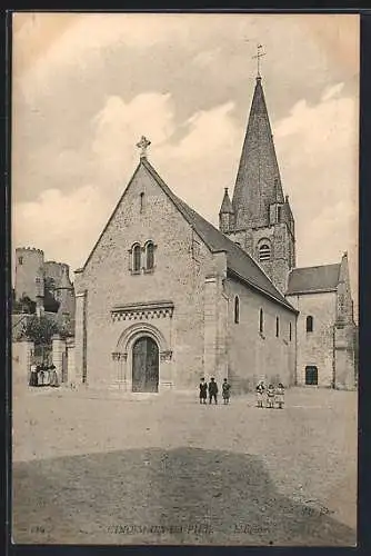 AK Cinq-Mars la Pile, Église avec place et habitants devant l`entrée