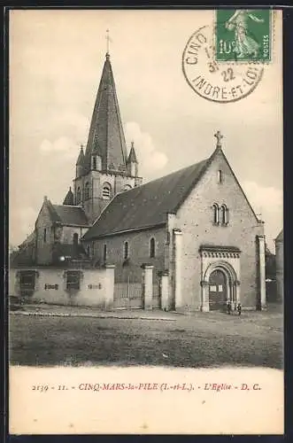 AK Cinq-Mars-la-Pile, L`Église avec son clocher imposant et facade principale