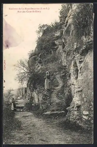 AK La Haye-Descartes, Rue des Caves-St-Rémy avec des personnages sur le chemin rocheux