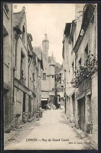 AK Chinon, Rue du Grand Carroi animée et bâtiments historiques à colombages