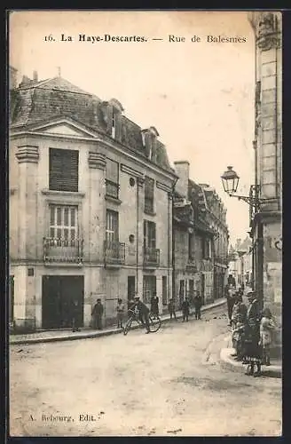 AK La Haye-Descartes, Rue de Balesmes avec passants et bâtiments historiques