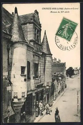 AK Chouzé-sur-Loire, Maison du XVe siècle et rue animée