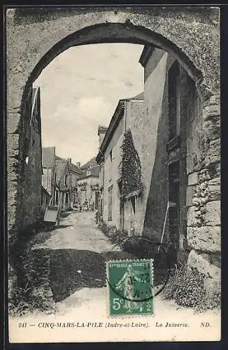 AK Cinq-Mars-la-Pile, La Juiverie sous un arc de pierre