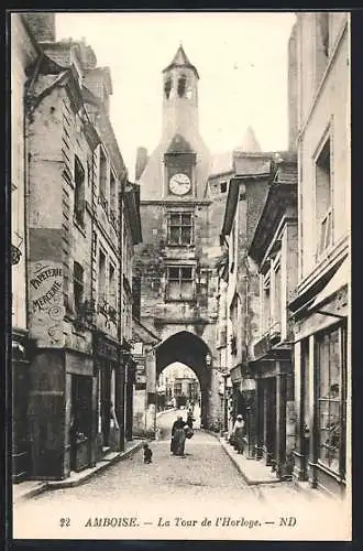 AK Amboise, La Tour de l`Horloge et rue animée