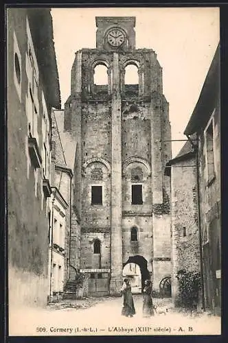 AK Cormery, L`Abbaye du XIIIe siècle avec clocher imposant et passants