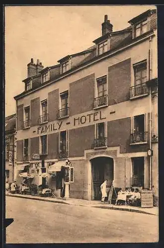 AK Langeais, Facade du Family Hotel avec terrasse animée