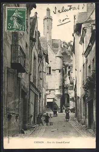 AK Chinon, Rue du Grand-Carroi avec passants et architecture médiévale