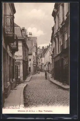 AK Chinon, Rue Voltaire avec ses bâtiments historiques