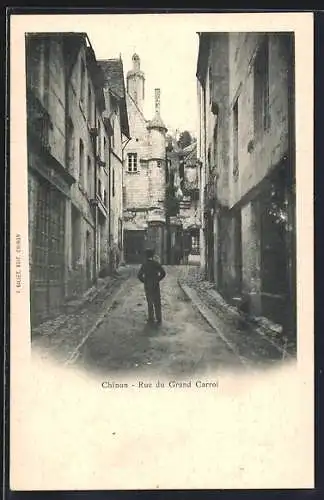 AK Chinon, Rue du Grand Carroi avec un passant en silhouette