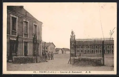 AK Tours, Caserne de Beaumont avec soldats devant l`entrée principale