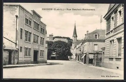 AK Chinon, Rue Denfert-Rochereau avec clocher en arrière-plan