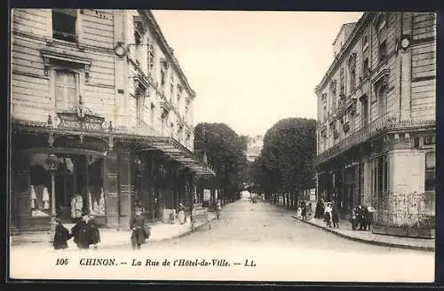 AK Chinon, La Rue de l`Hôtel-de-Ville