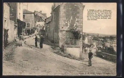 AK Chinon, Effondrement du clocher et vue des maisons endommagées dans la rue en pente