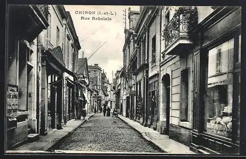 AK Chinon, Rue Rabelais animée avec boutiques et passants