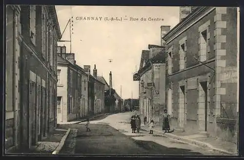 AK Channay, Rue du Centre animée avec passants