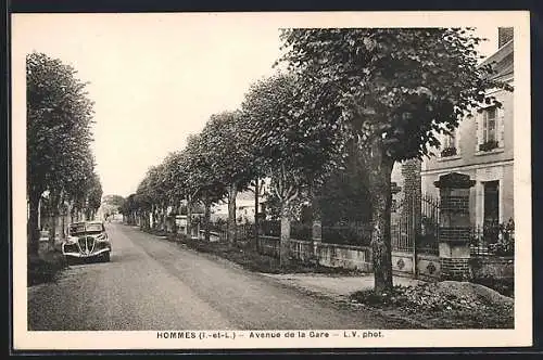 AK Hommes, Avenue de la Gare avec voiture et arbres alignés