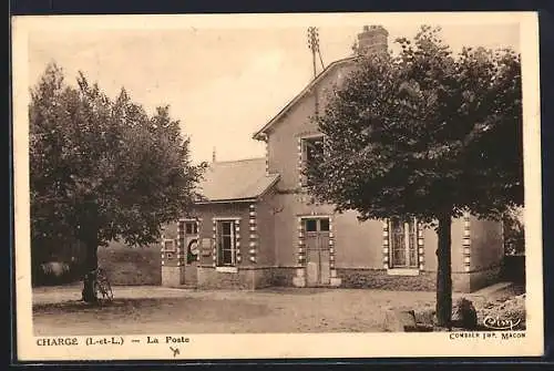 AK Chargé, La Poste et arbres environnants