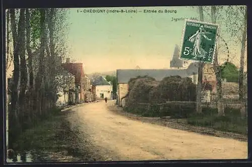 AK Chédigny, Entrée du Bourg avec route bordée d`arbres et maisons du village