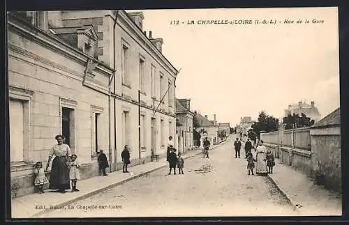 AK La Chapelle-sur-Loire, Rue de la Gare animée avec habitants et enfants jouant