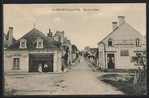 AK La Chapelle-sur-Loire, Rue de la Gare avec cafés et commerces