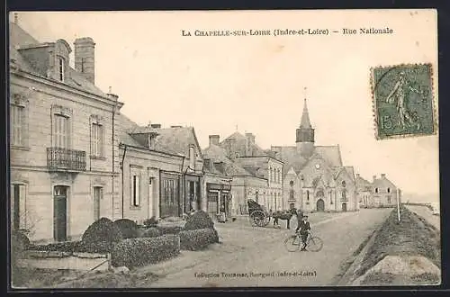 AK La Chapelle-sur-Loire, Rue Nationale avec cycliste et charrette