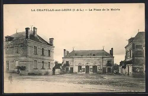 AK La Chapelle-sur-Loire, La Place de la Mairie