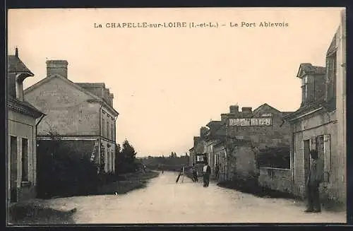 AK La Chapelle-sur-Loire, Le Port Ablevois avec bâtiments et rue principale